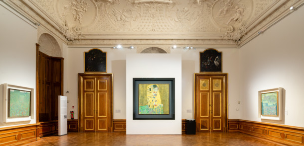     Innenaufnahme Oberes Belvedere Museumsraum mit Gustav Klimts „Kuss“ / Belvedere